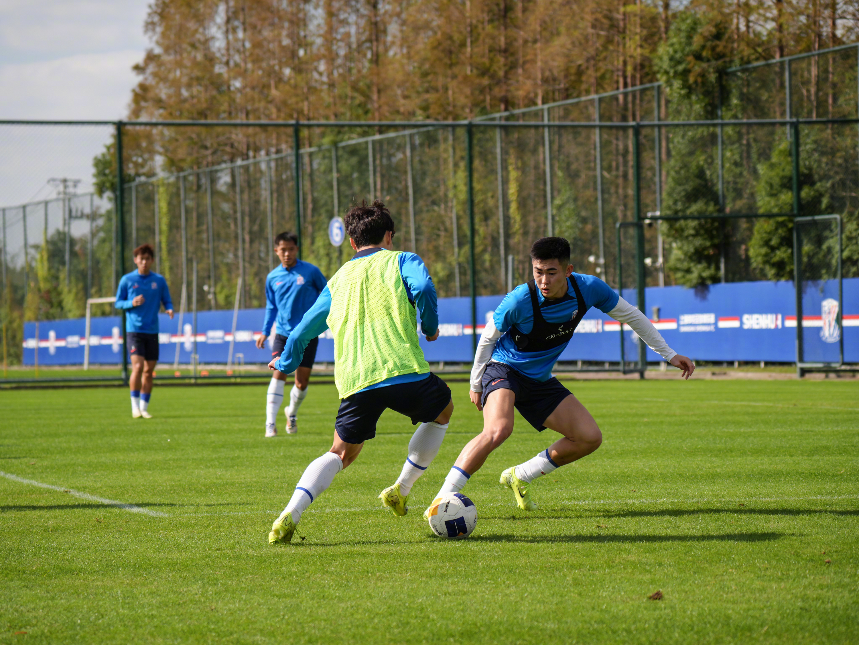 爱游戏网页集结日体能课后；门兴格拉德巴赫刷新队史纪录备战荷甲；压力陡增；身体对抗强度拉满的简单介绍